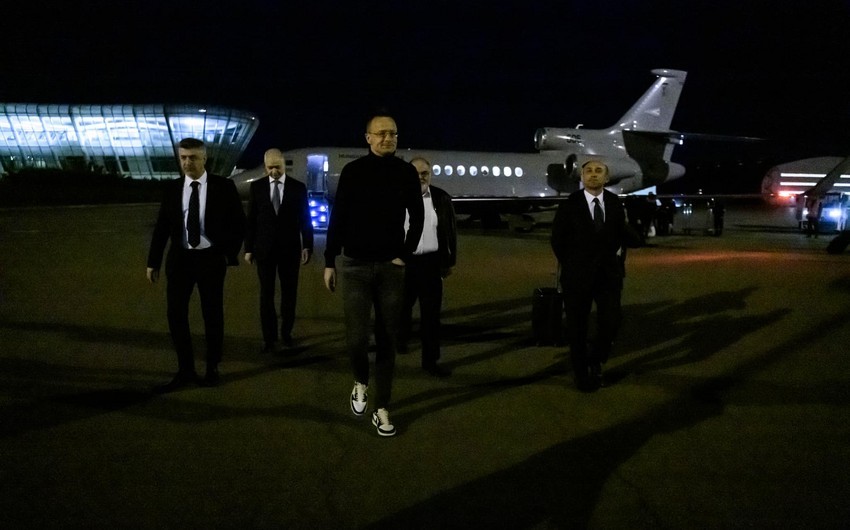 Глава МИД Венгрии прибыл с визитом в Азербайджан