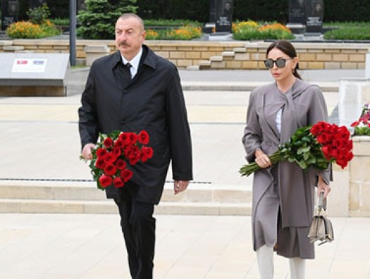 Ильхам и Мехрибан Алиевы посетили могилу Ази Асланова