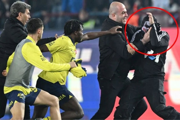 “Trabzonspor” - “Fənərbağça” matçında meydana daxil olan azarkeş: “Zərərçəkən mən oldum”