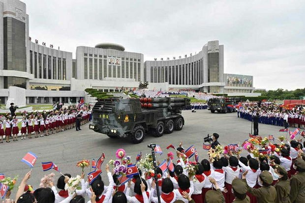 Северокорейские дети подарили военным ракетные комплексы - ФОТО