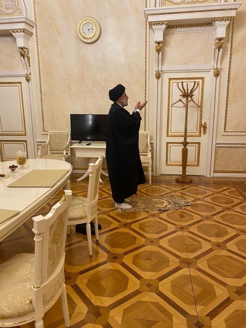 Президент Ирана после переговоров с Путиным совершил намаз в Кремле - ФОТО
