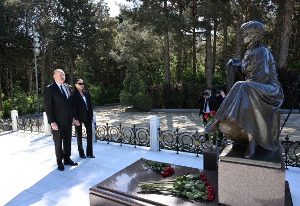 Ильхам и Мехрибан Алиевы посетили могилу общенационального лидера (ФОТО)