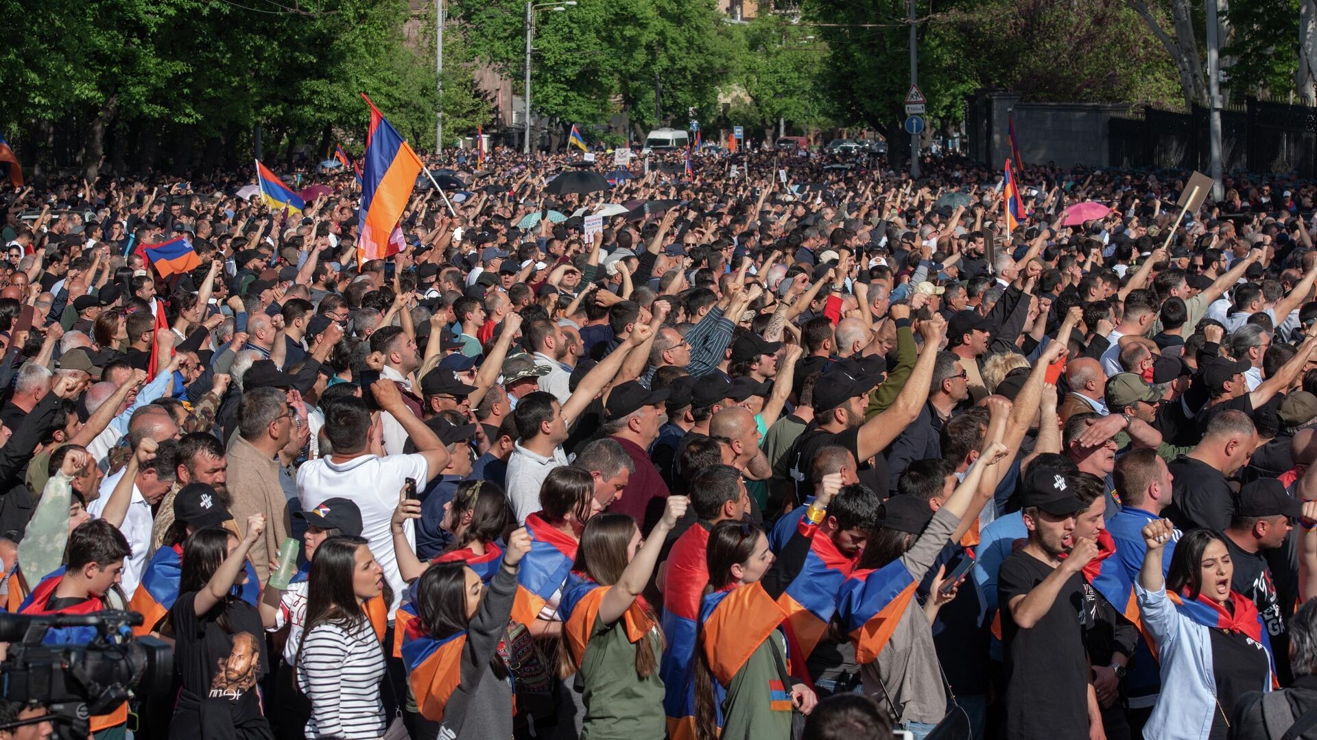Кто, кому и что засунет: специфика армянского противостояния