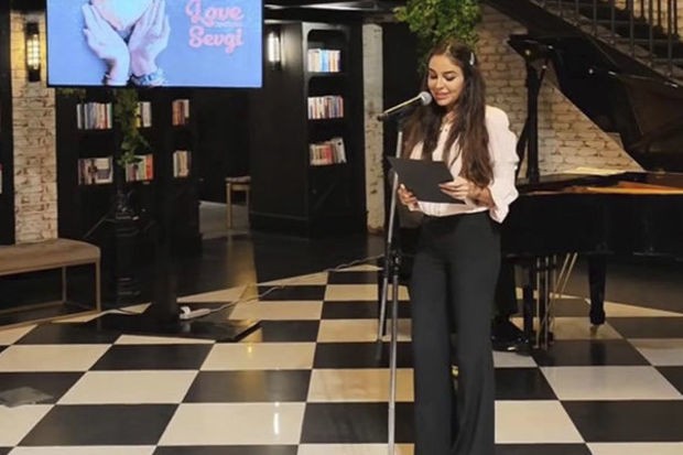 Лейла Алиева прочла стихи в Бакинском книжном центре - ВИДЕО