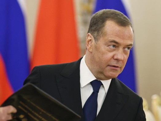 Медведев назвал Байдена бесполезным стариком и маразматиком