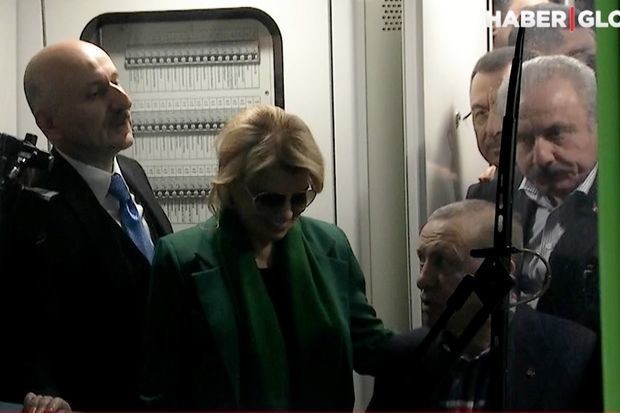 Эрдоган проехал по линии метро, ведущей к стамбульскому аэропорту - ВИДЕО