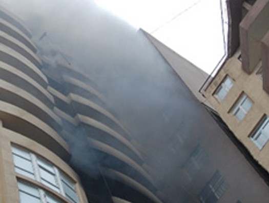 В Баку произошел пожар в многоэтажном доме