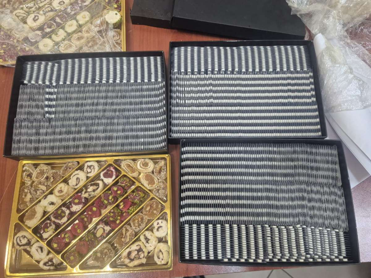 Таблетки под видом сладостей: таможенники пресекли контрабанду