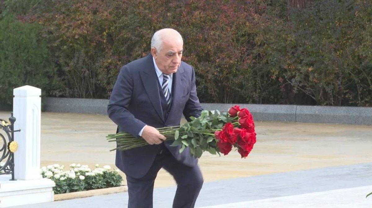 Али Асадов посетил могилу Гейдара Алиева