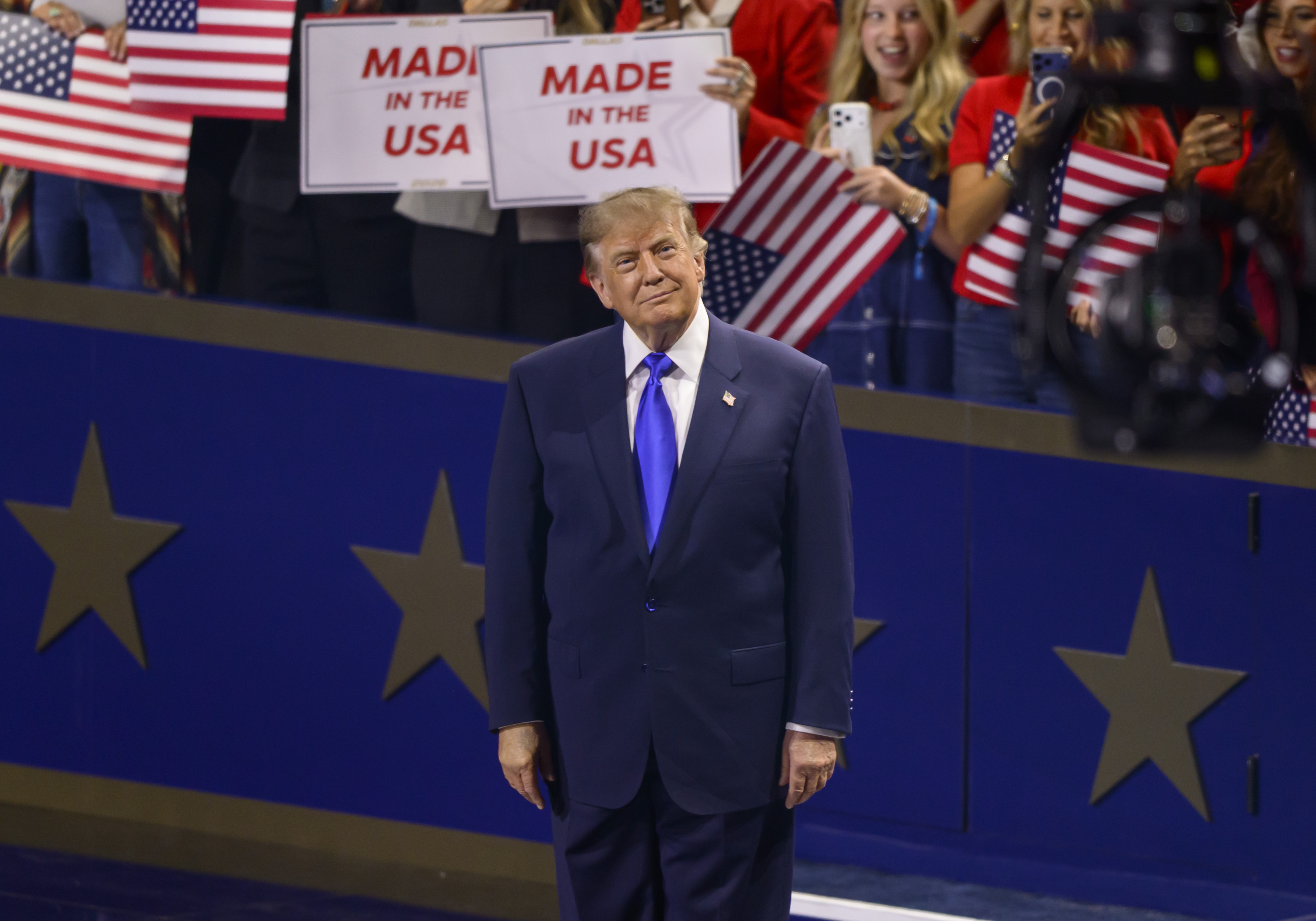 Трамп решил купить Конгресс: президент США пообещал по 5000 долларов каждому избирателю