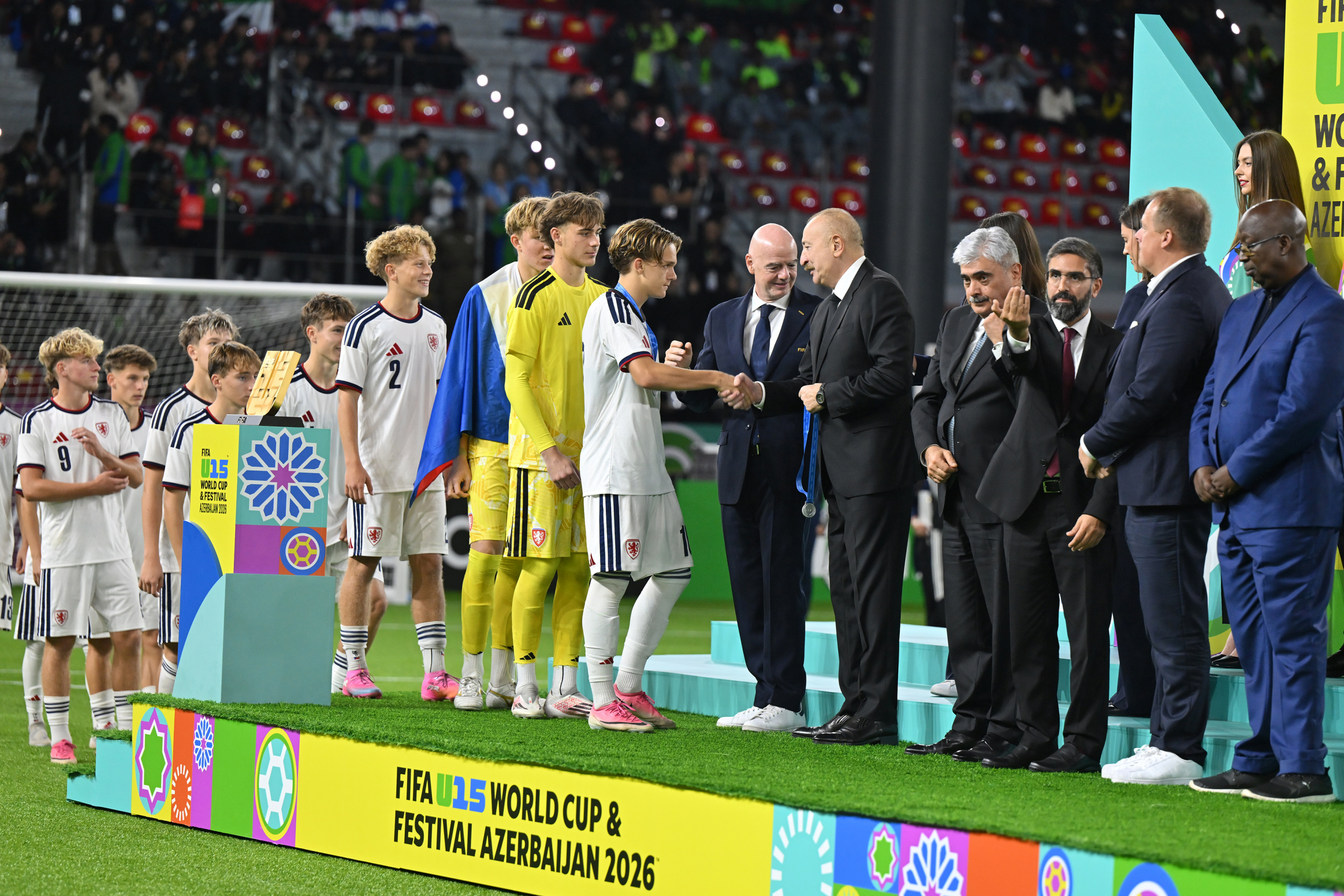 Ильхам Алиев наградил победителей чемпионата мира FIFA U-15