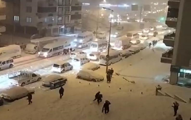 Юг Турции засыпали рекордные снегопады