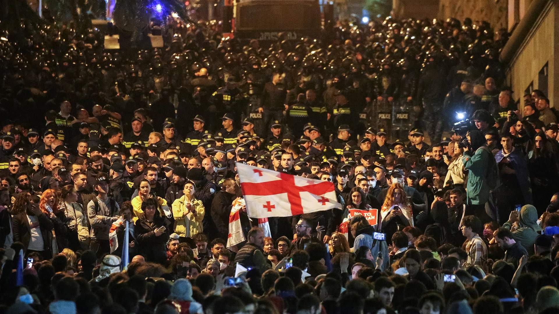 Запад ведет дело к революции в Грузии