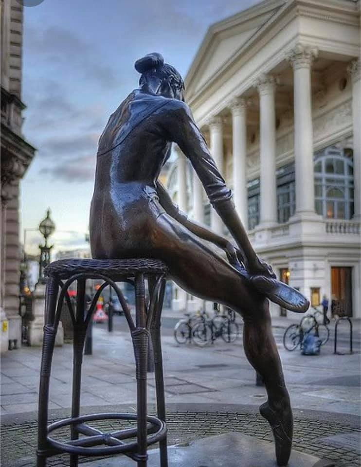 Уставший памятник. Памятник балерина у Ковент Гарден. Скульптуры Лондона. Статуя в Лондоне. Скульптуры перед театрами.