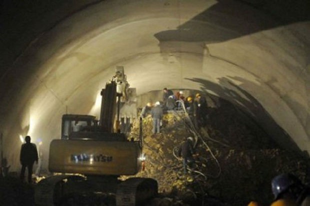 Hindistanda tunelin çökməsi nəticəsində 10 nəfər ölüb