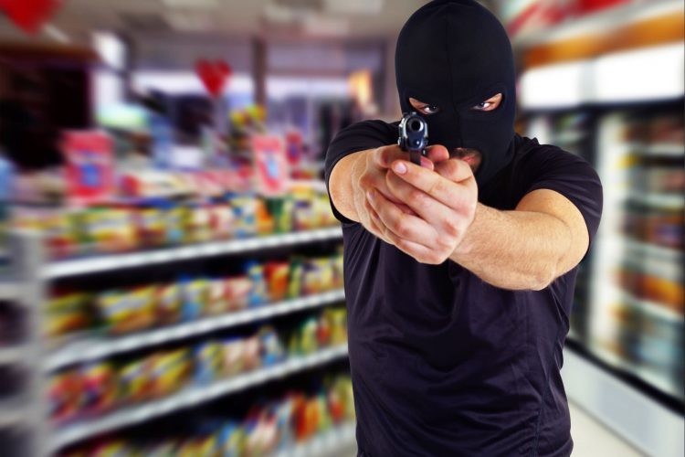 В Баку вооруженный зек-рецидивист напал на продавщицу магазина