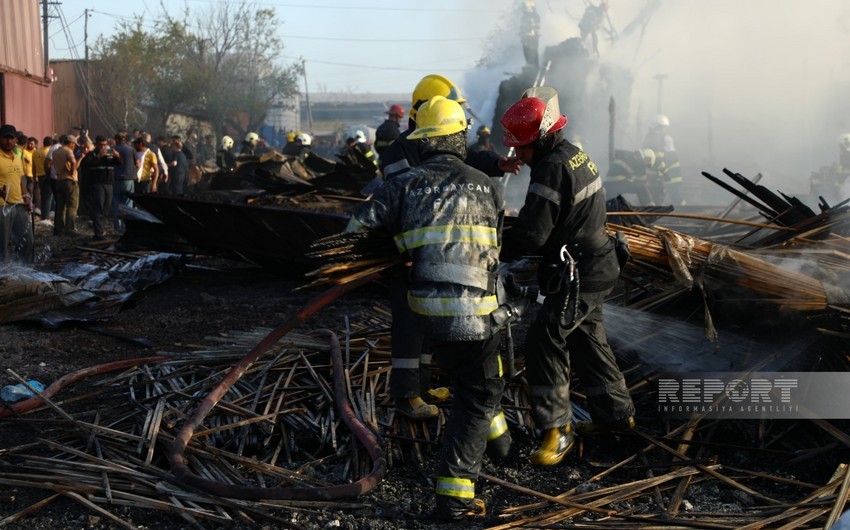 В Баку горит рынок пиломатериалов, тушение пожара продолжается