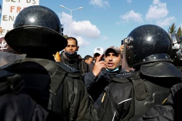 Протестующие в Тунисе пытаются штурмовать здание парламента